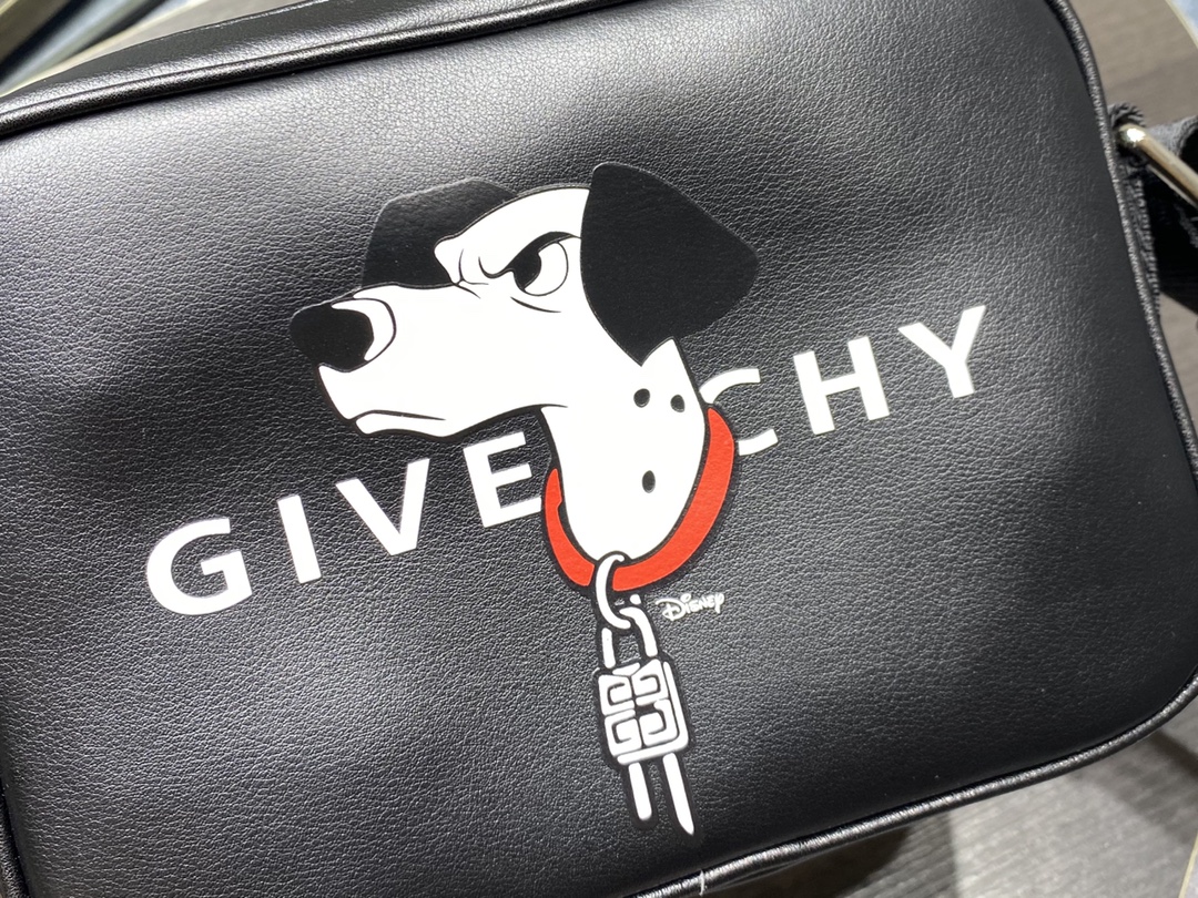Givenchy G-Essentials Camera Bag