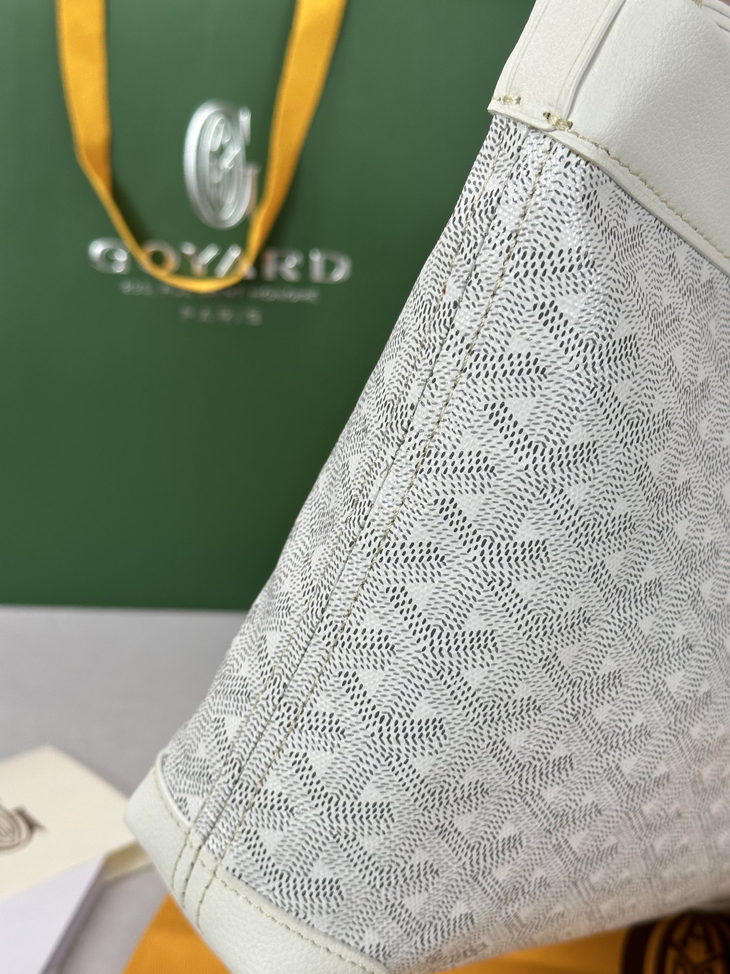 Go*ard conti handbag
