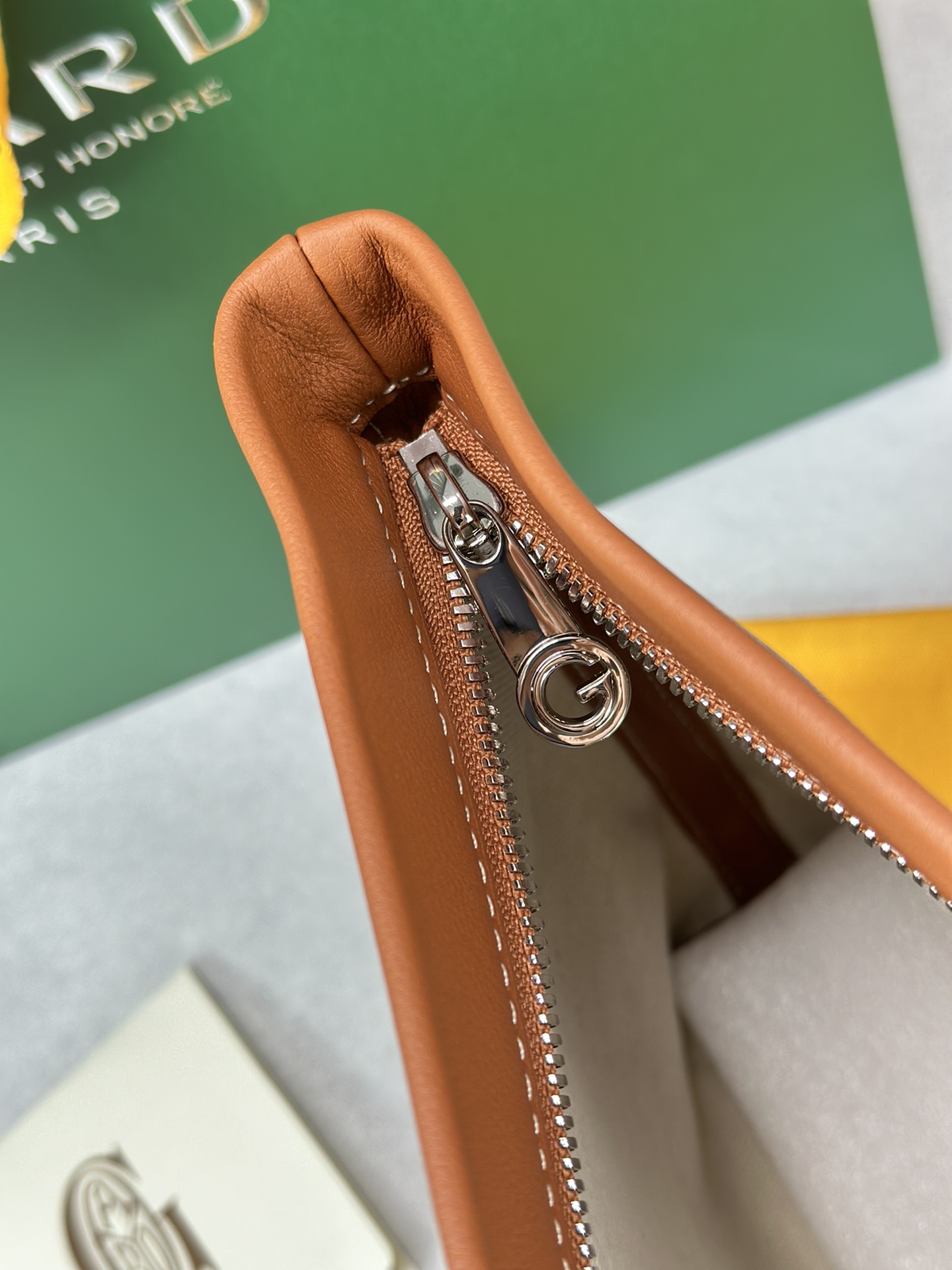Go*ard conti handbag