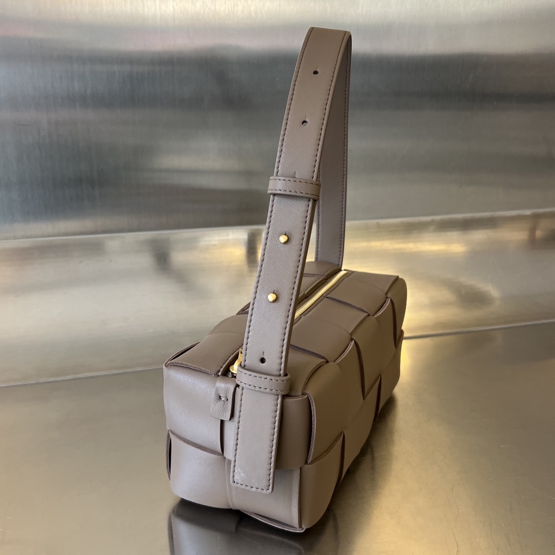 bo*te*ga Ve*ne*ta bv small brick cassette