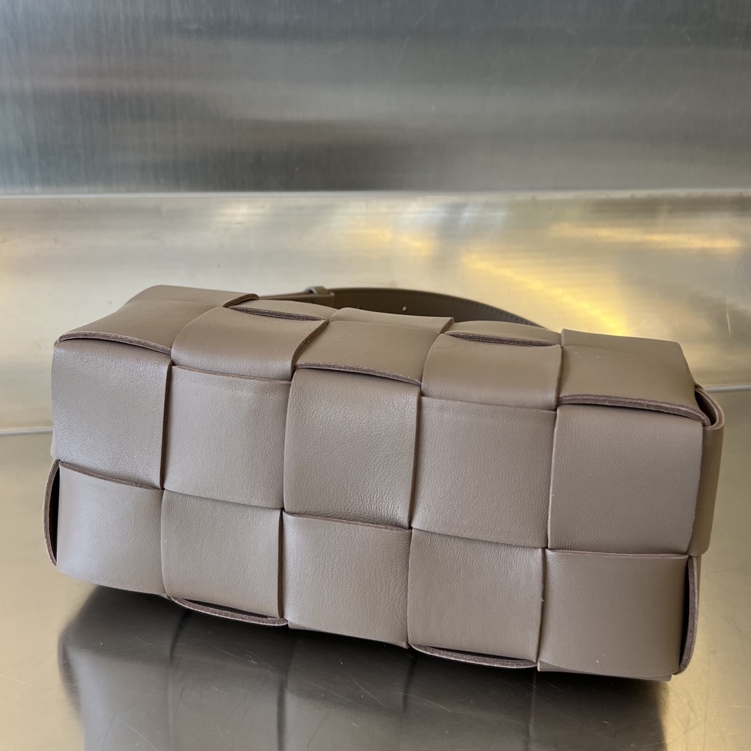 bo*te*ga Ve*ne*ta bv small brick cassette