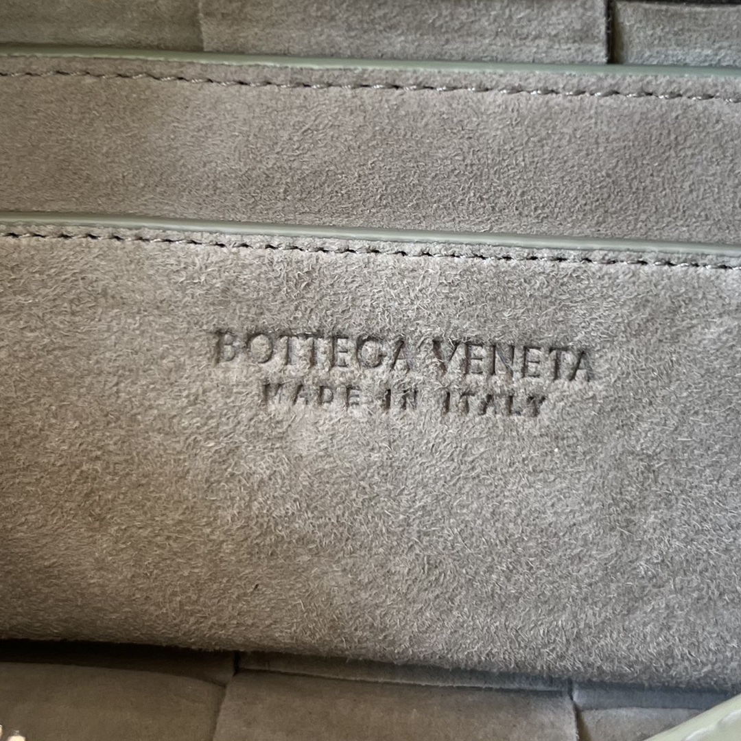 bo*te*ga Ve*ne*ta small brick cassette