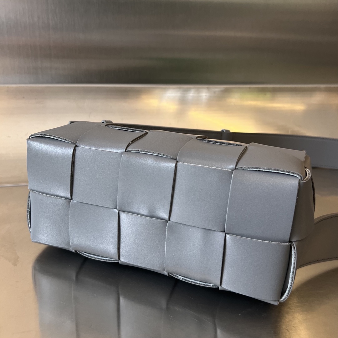 bo*te*ga Ve*ne*ta small brick cassette