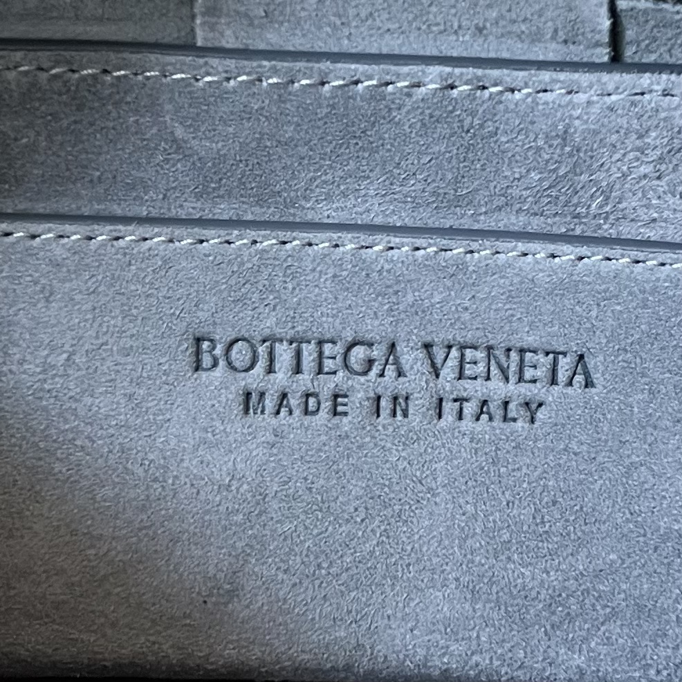 bo*te*ga Ve*ne*ta small brick cassette