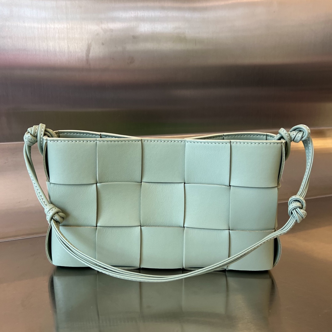 bo*te*ga Ve*ne*ta bv cassette pouch on strap