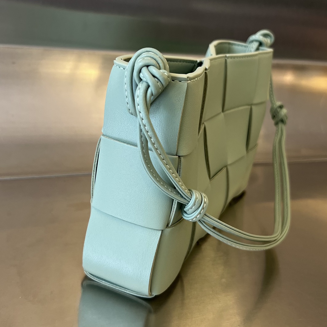 bo*te*ga Ve*ne*ta bv cassette pouch on strap