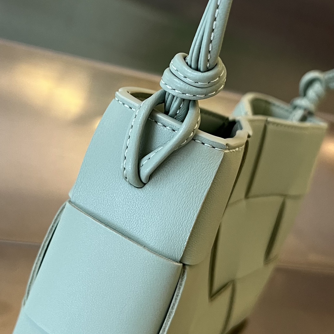 bo*te*ga Ve*ne*ta bv cassette pouch on strap
