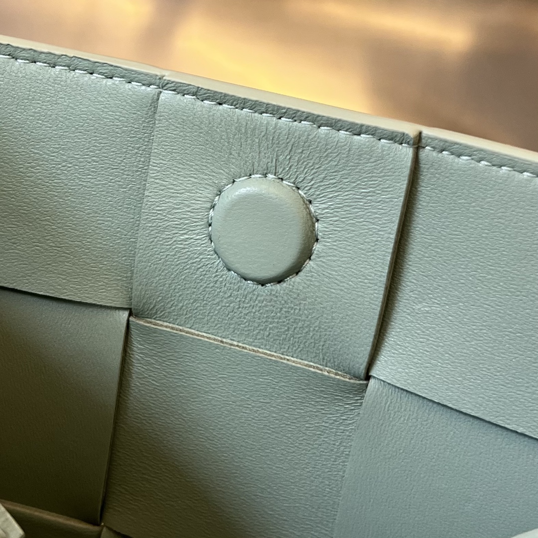 bo*te*ga Ve*ne*ta bv cassette pouch on strap