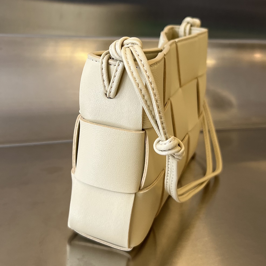 bo*te*ga Ve*ne*ta bv cassette pouch on strap