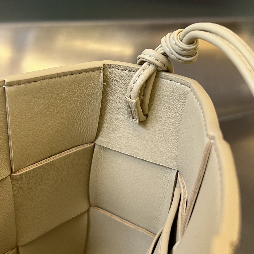 bo*te*ga Ve*ne*ta bv cassette pouch on strap