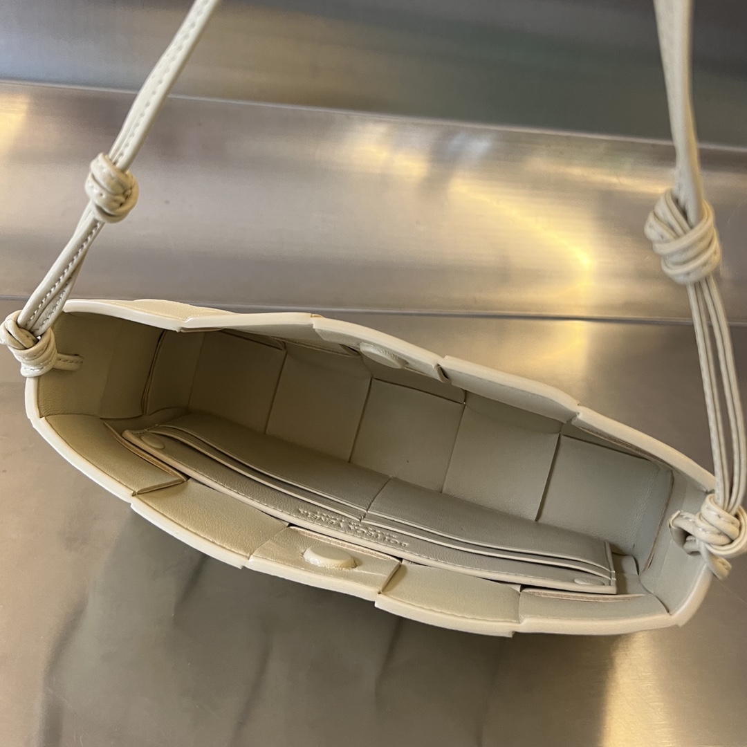bo*te*ga Ve*ne*ta bv cassette pouch on strap