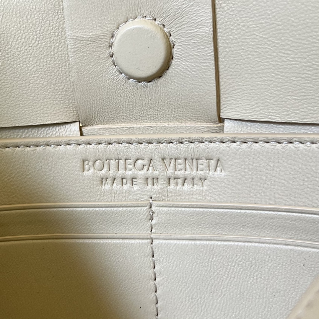 bo*te*ga Ve*ne*ta bv cassette pouch on strap