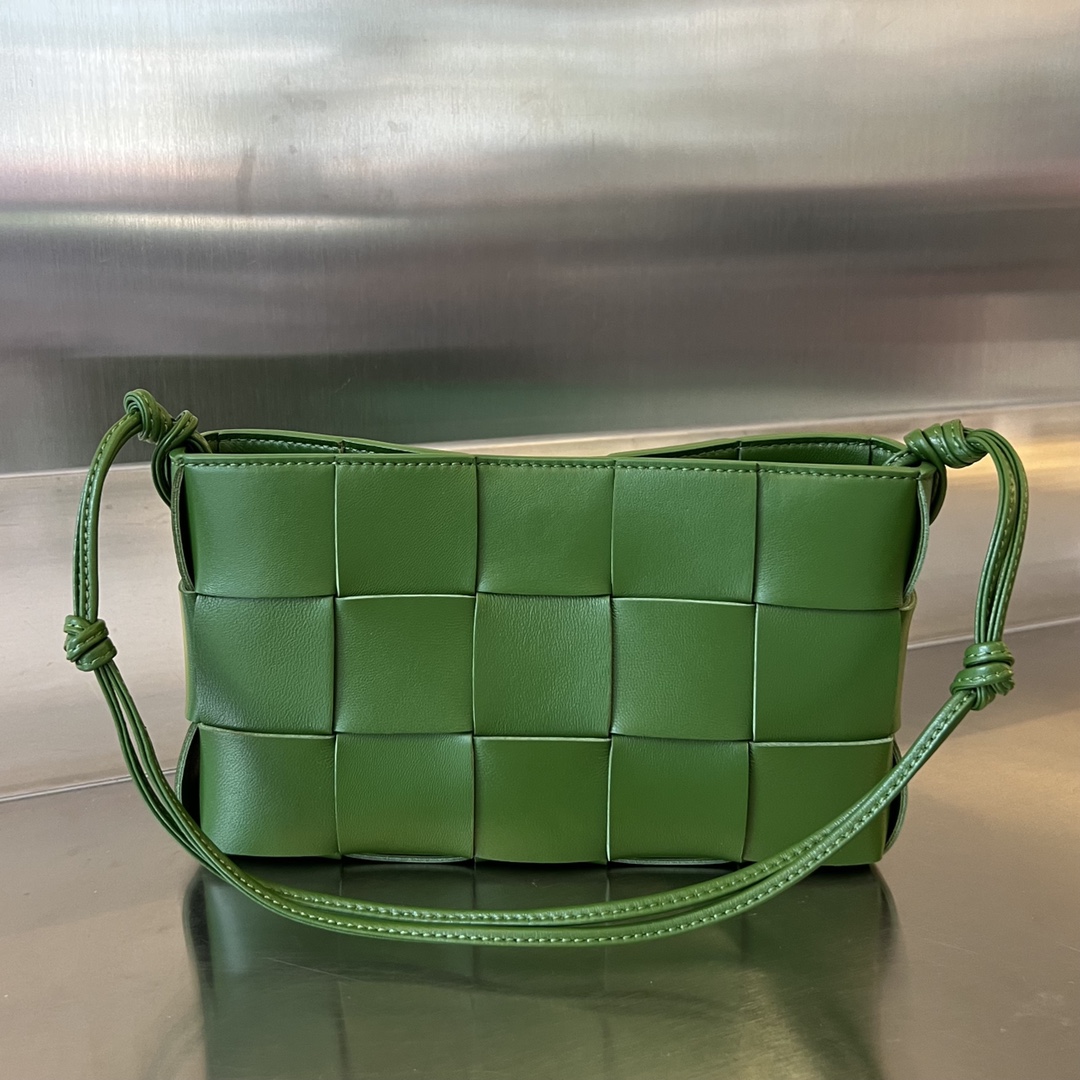 bo*te*ga Ve*ne*ta bv cassette pouch on strap