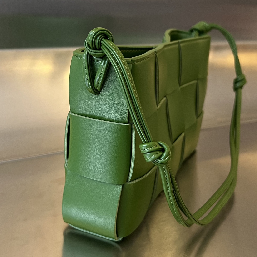 bo*te*ga Ve*ne*ta bv cassette pouch on strap