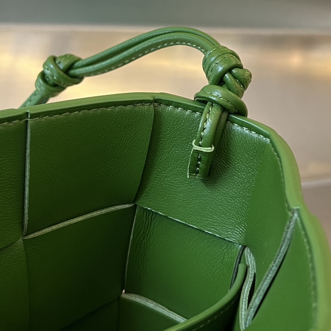 bo*te*ga Ve*ne*ta bv cassette pouch on strap