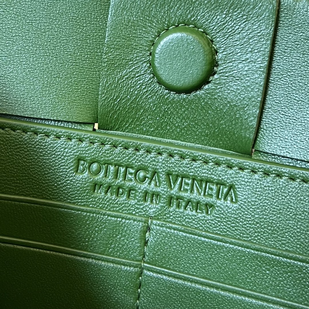 bo*te*ga Ve*ne*ta bv cassette pouch on strap