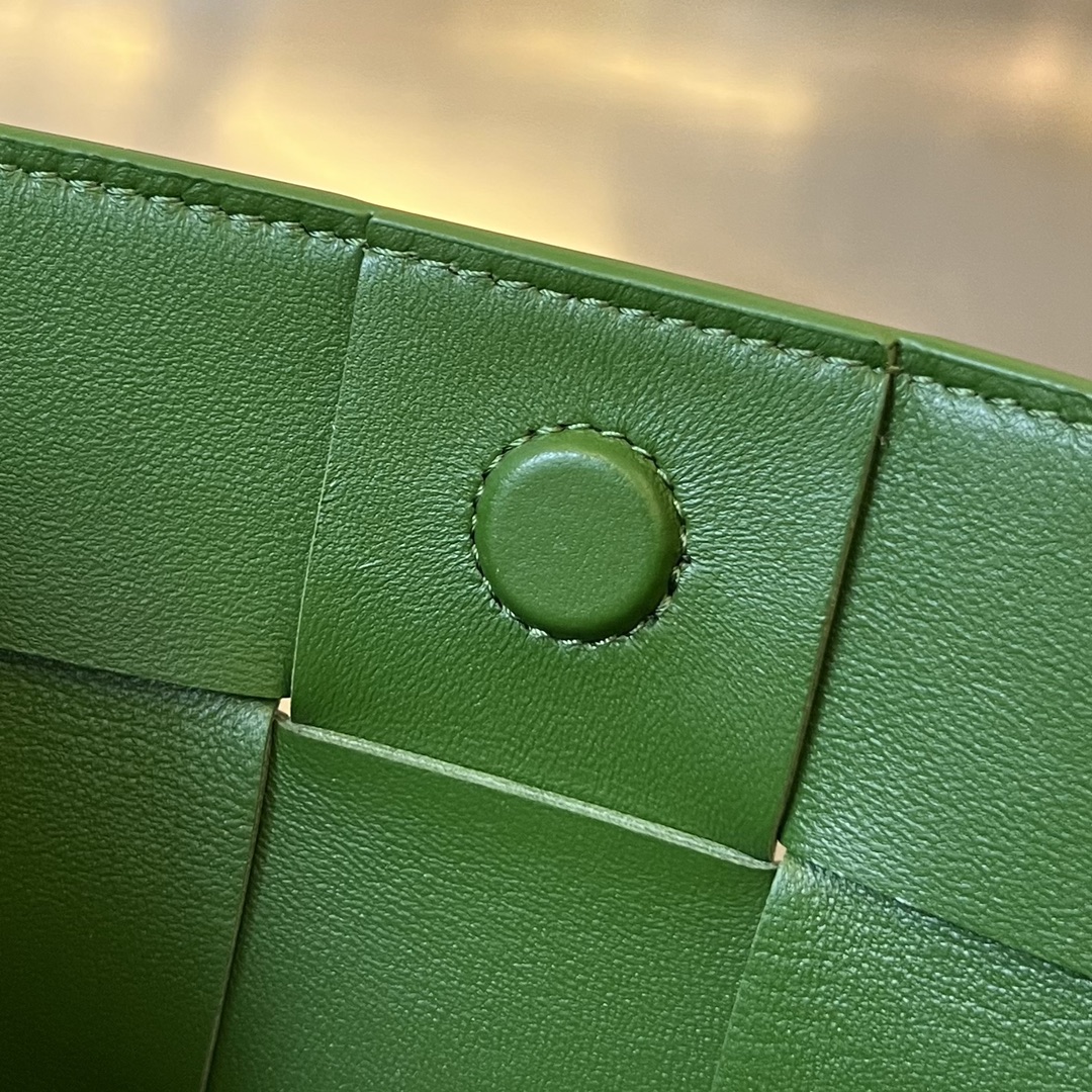 bo*te*ga Ve*ne*ta bv cassette pouch on strap