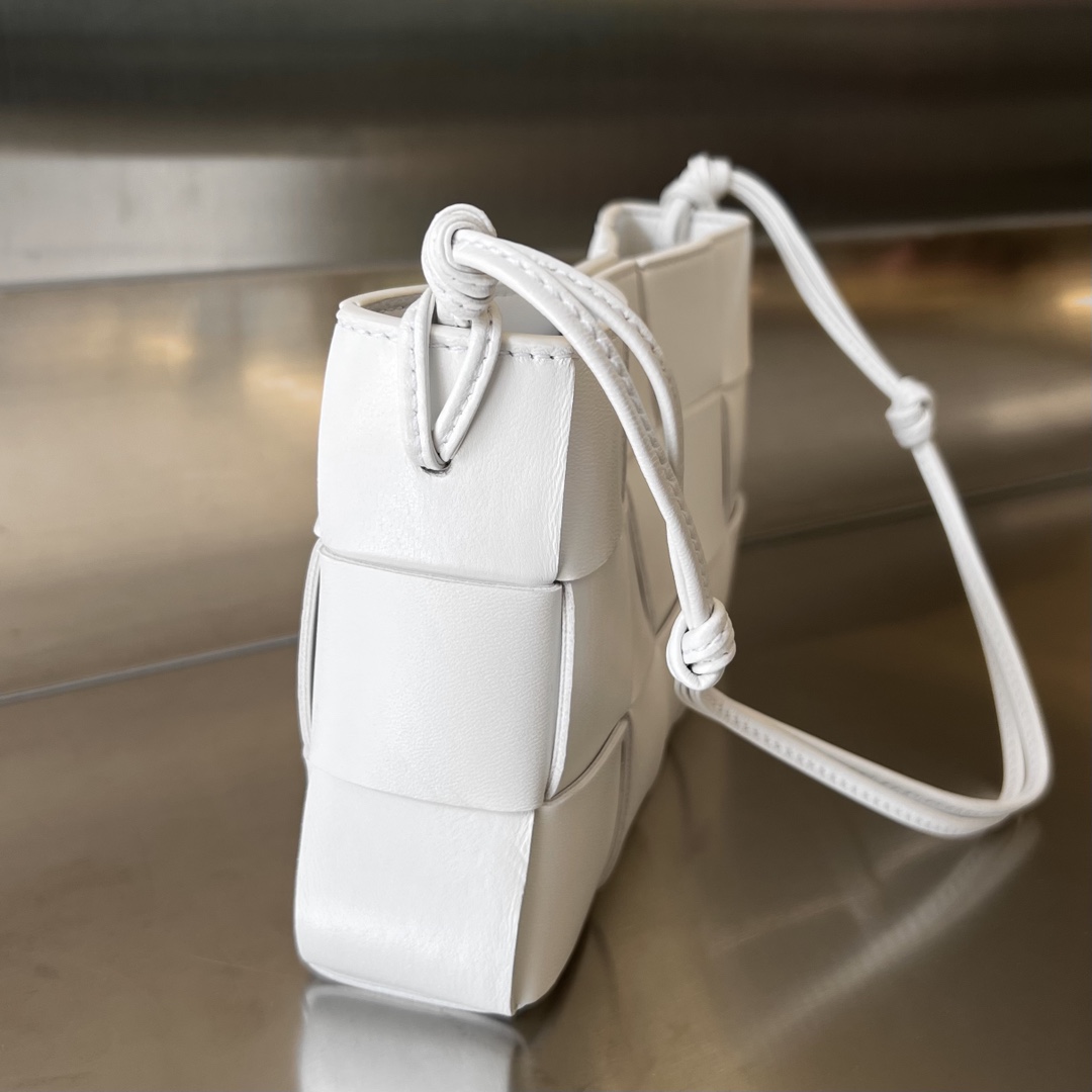 bo*te*ga Ve*ne*ta bv cassette pouch on strap