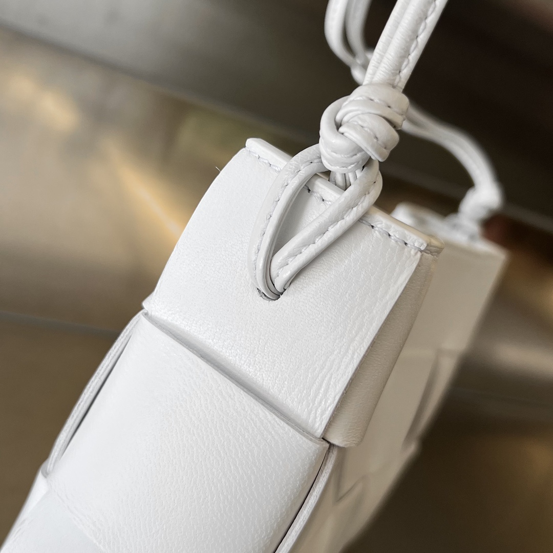 bo*te*ga Ve*ne*ta bv cassette pouch on strap