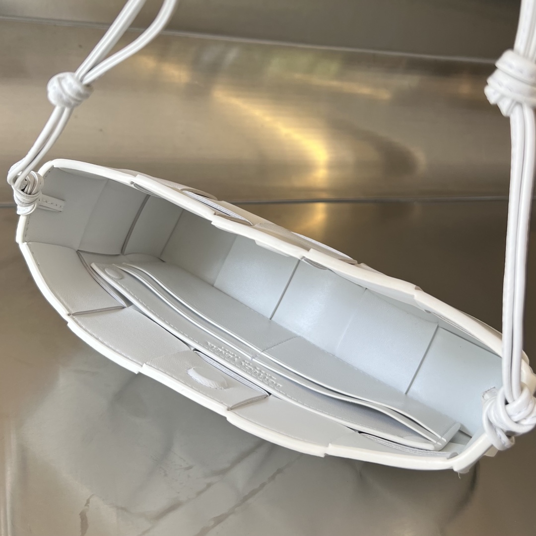 bo*te*ga Ve*ne*ta bv cassette pouch on strap