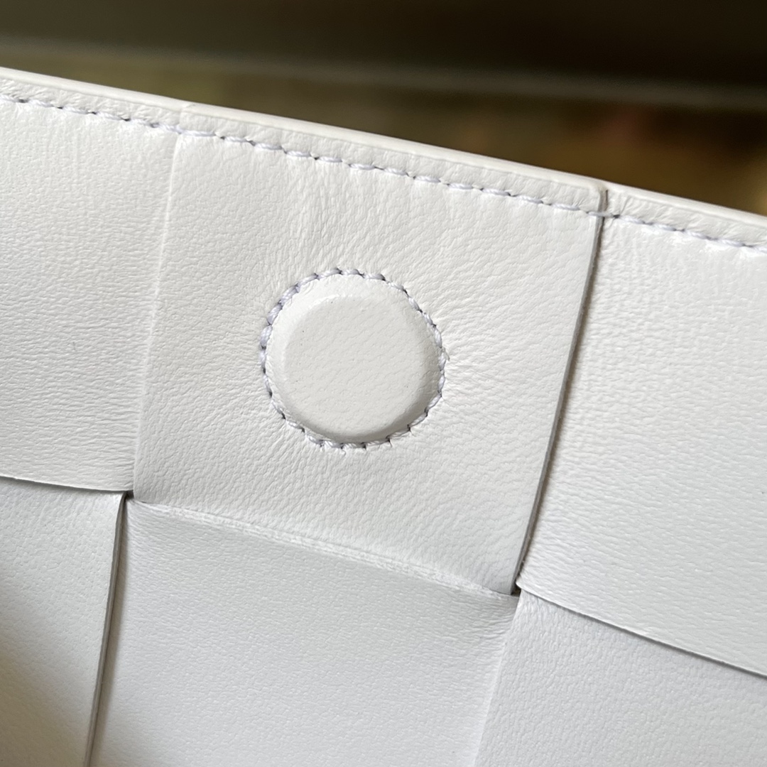 bo*te*ga Ve*ne*ta bv cassette pouch on strap