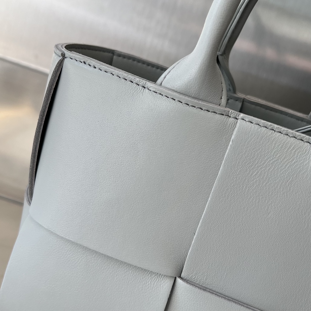 bo*te*ga Ve*ne*ta bv mini arco tote bag