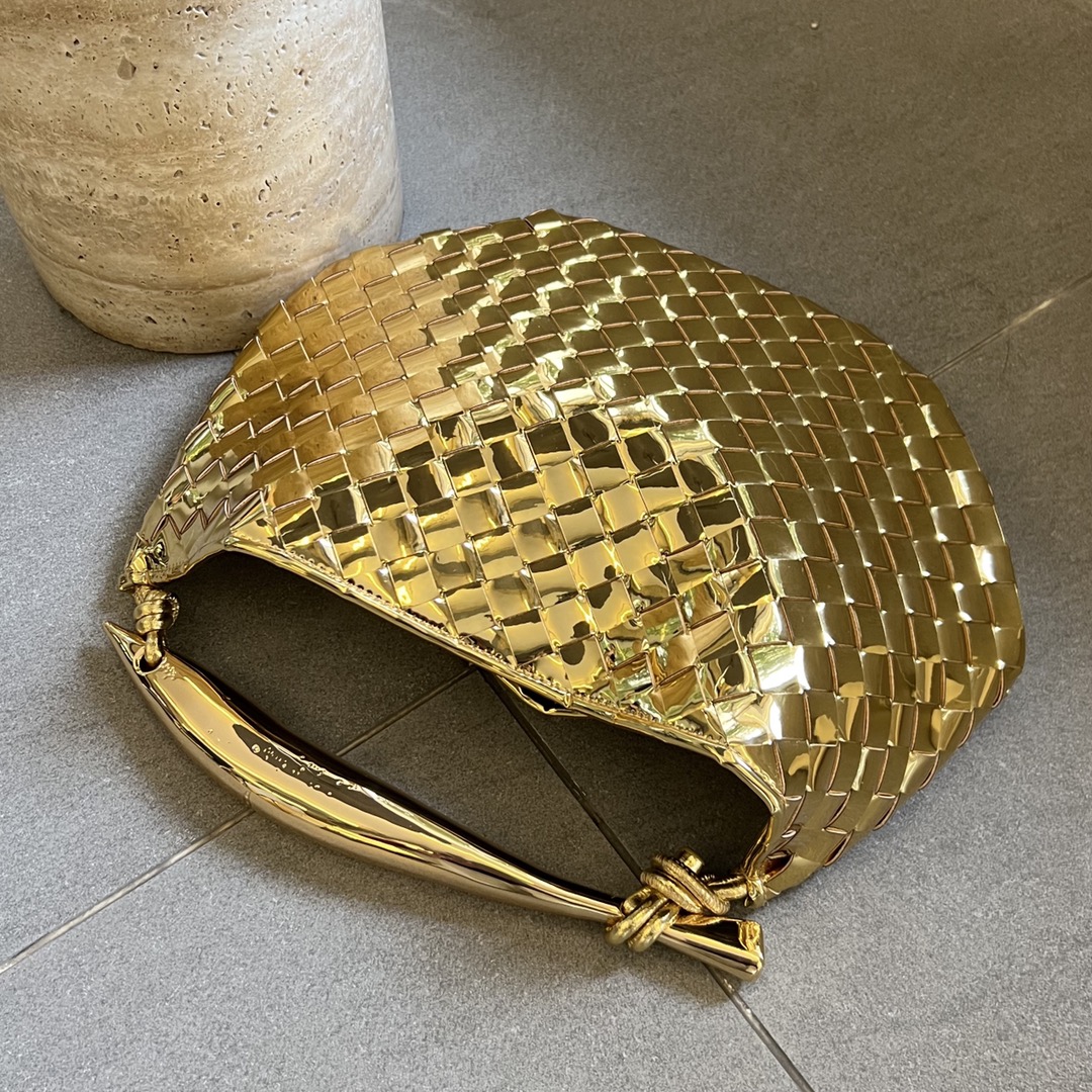 bo*te*ga Ve*ne*ta sardine top handle bag