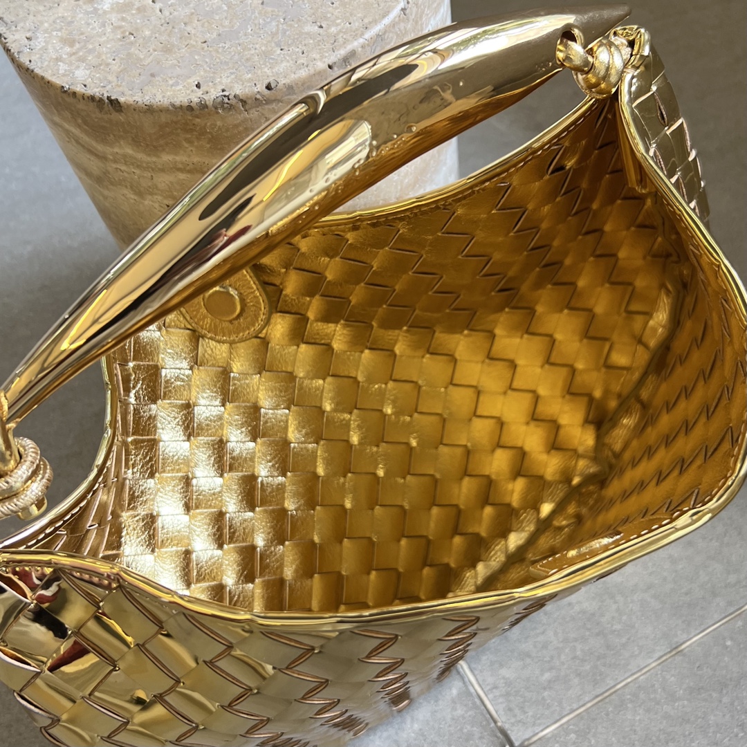 bo*te*ga Ve*ne*ta sardine top handle bag