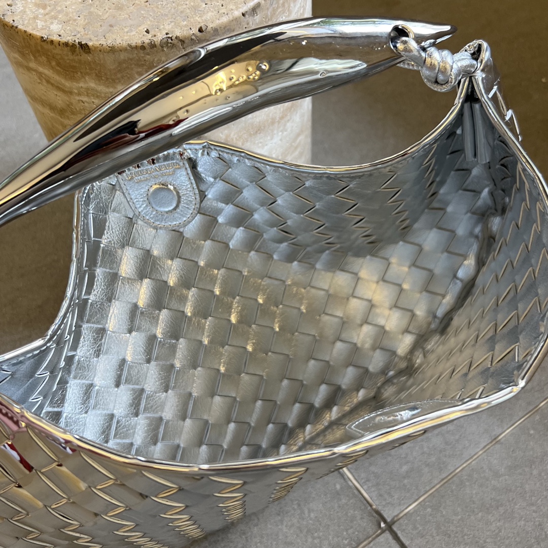bo*te*ga Ve*ne*ta sardine top handle bag