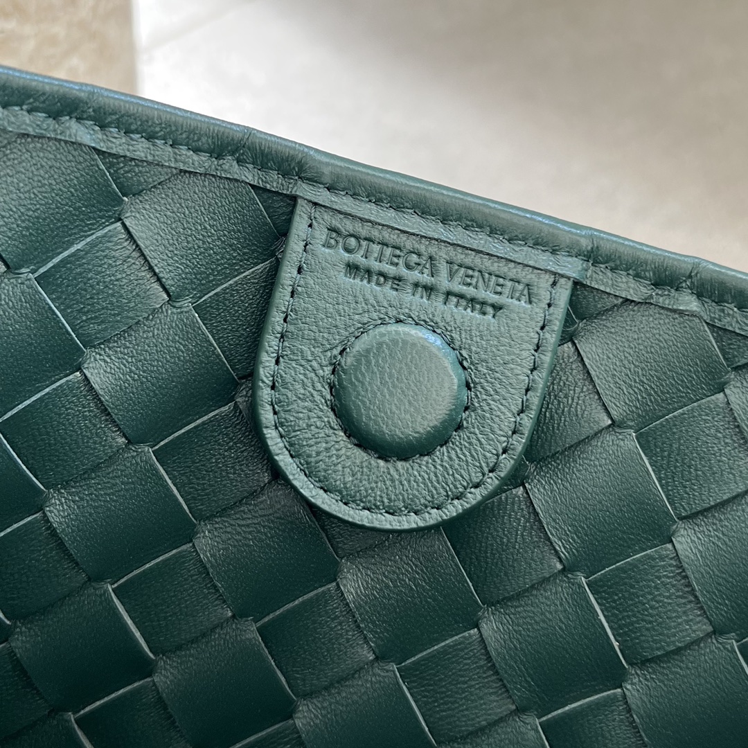 bo*te*ga Ve*ne*ta sardine top handle bag