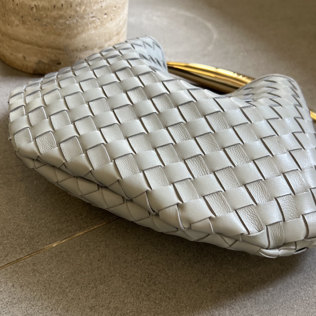 bo*te*ga Ve*ne*ta sardine top handle bag