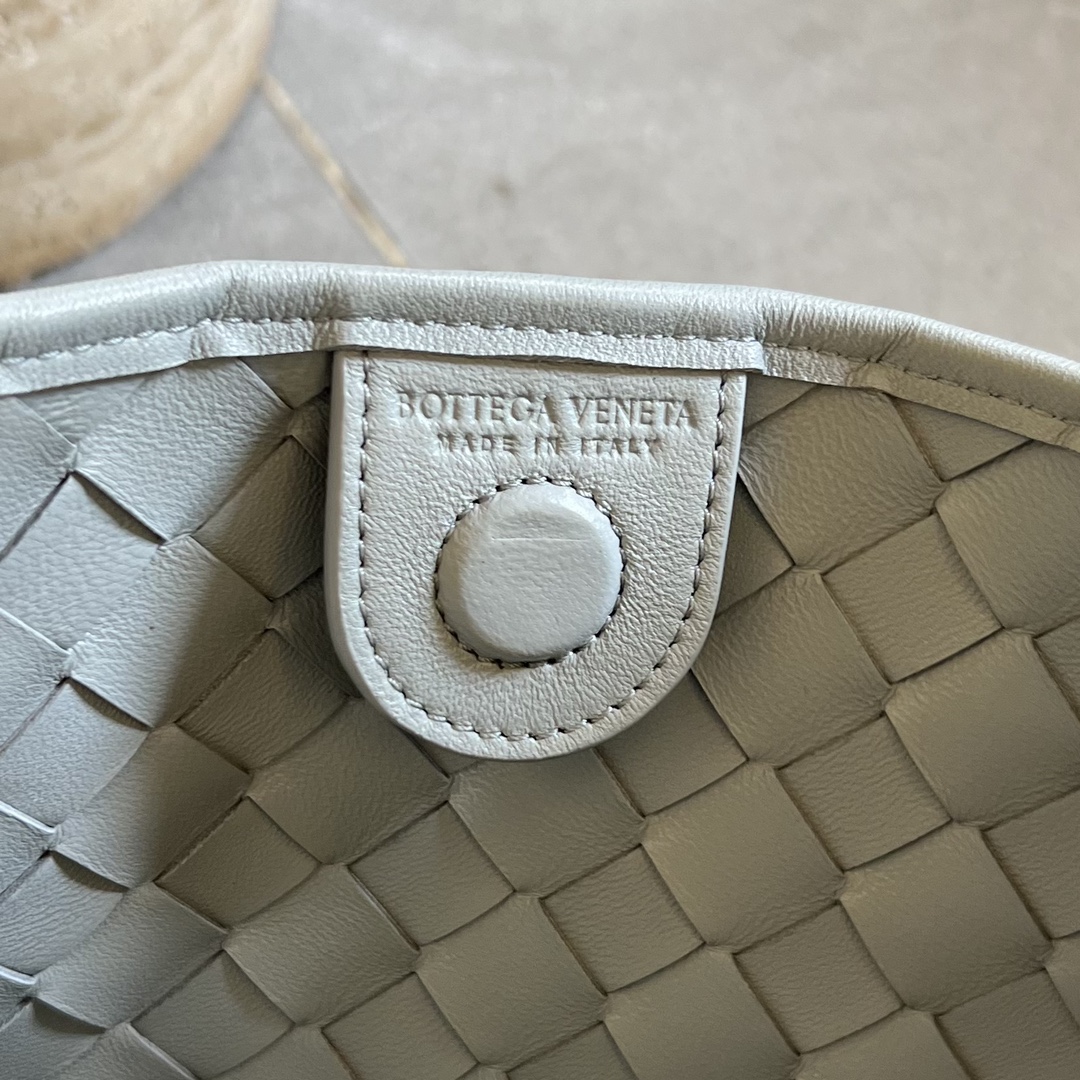 bo*te*ga Ve*ne*ta sardine top handle bag
