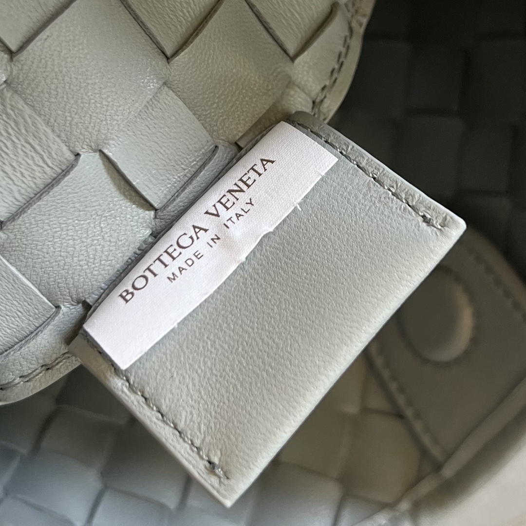 bo*te*ga Ve*ne*ta sardine top handle bag