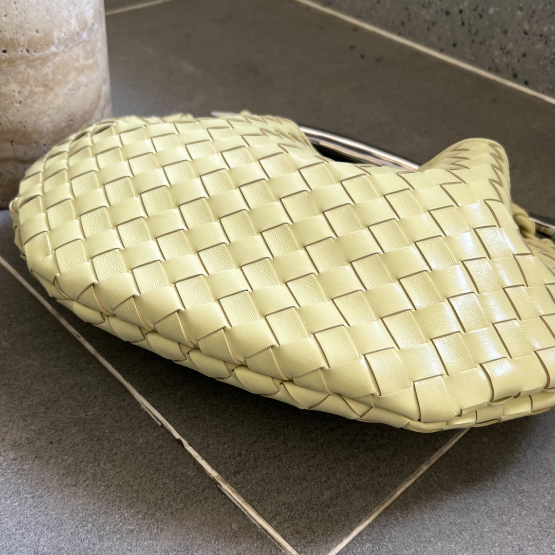 bo*te*ga Ve*ne*ta sardine top handle bag