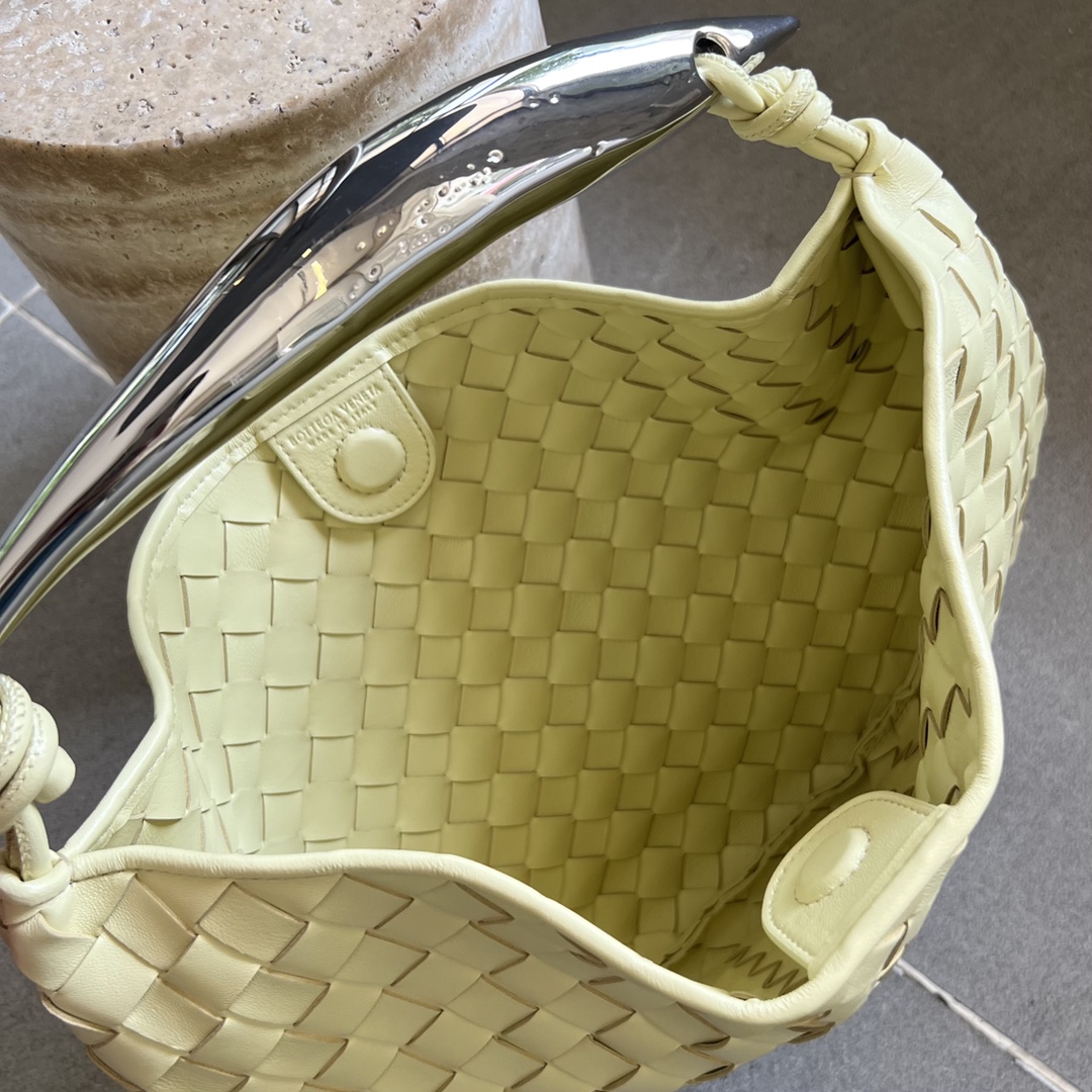 bo*te*ga Ve*ne*ta sardine top handle bag