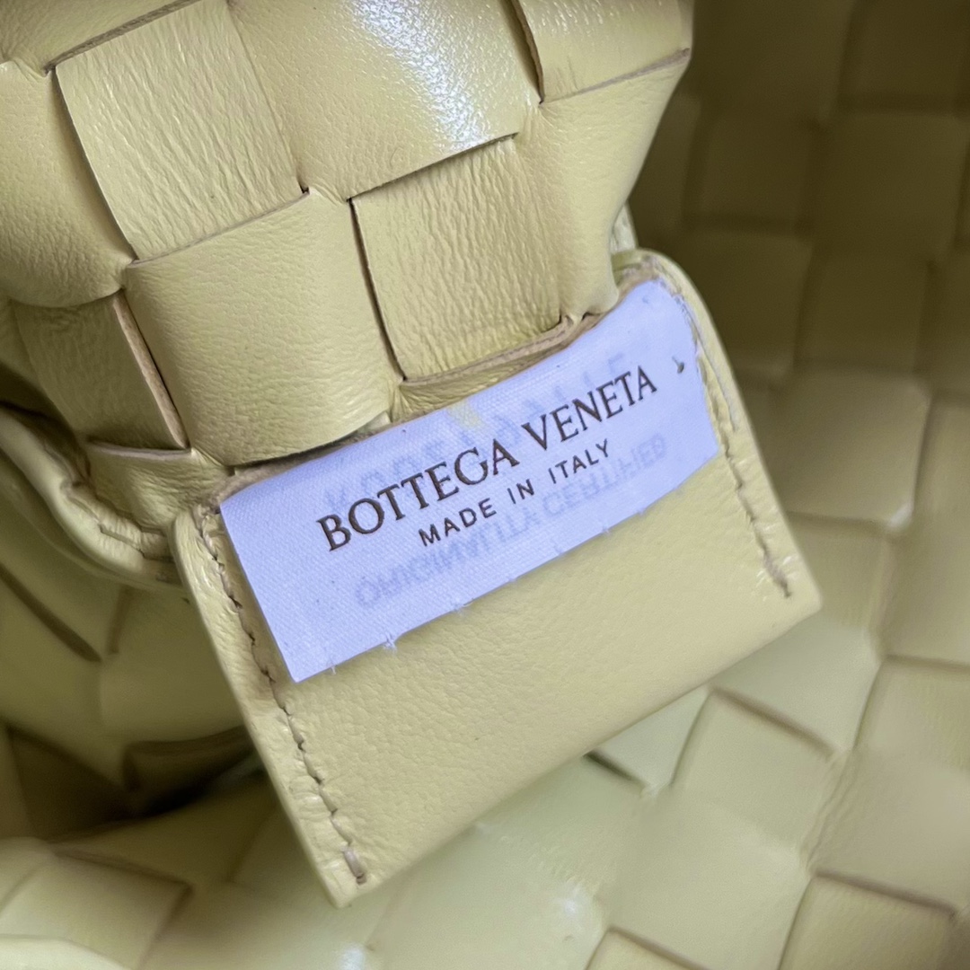 bo*te*ga Ve*ne*ta sardine top handle bag
