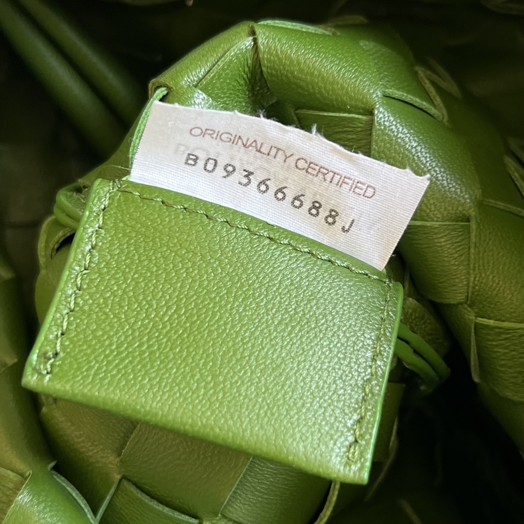 bo*te*ga Ve*ne*ta sardine top handle bag