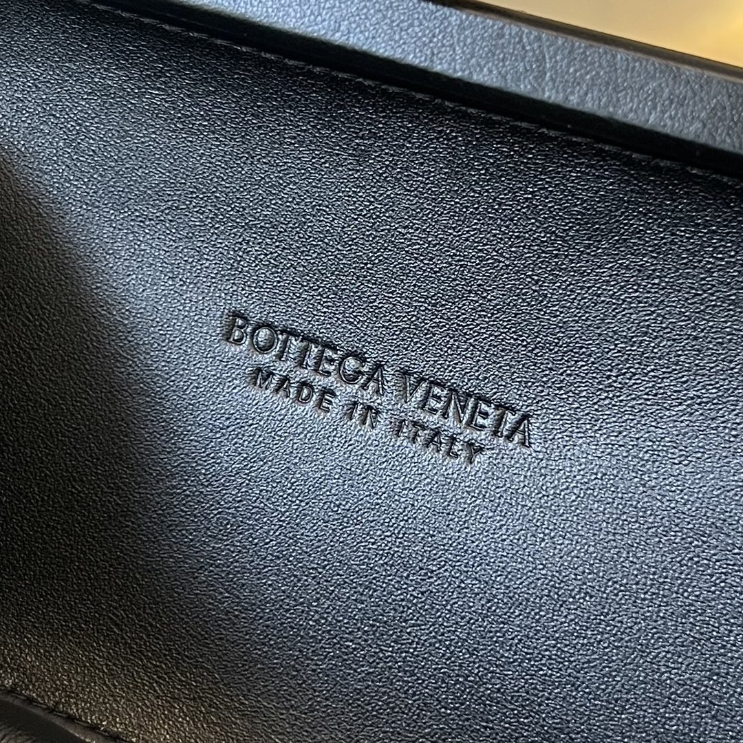bo*te*ga Ve*ne*ta knot