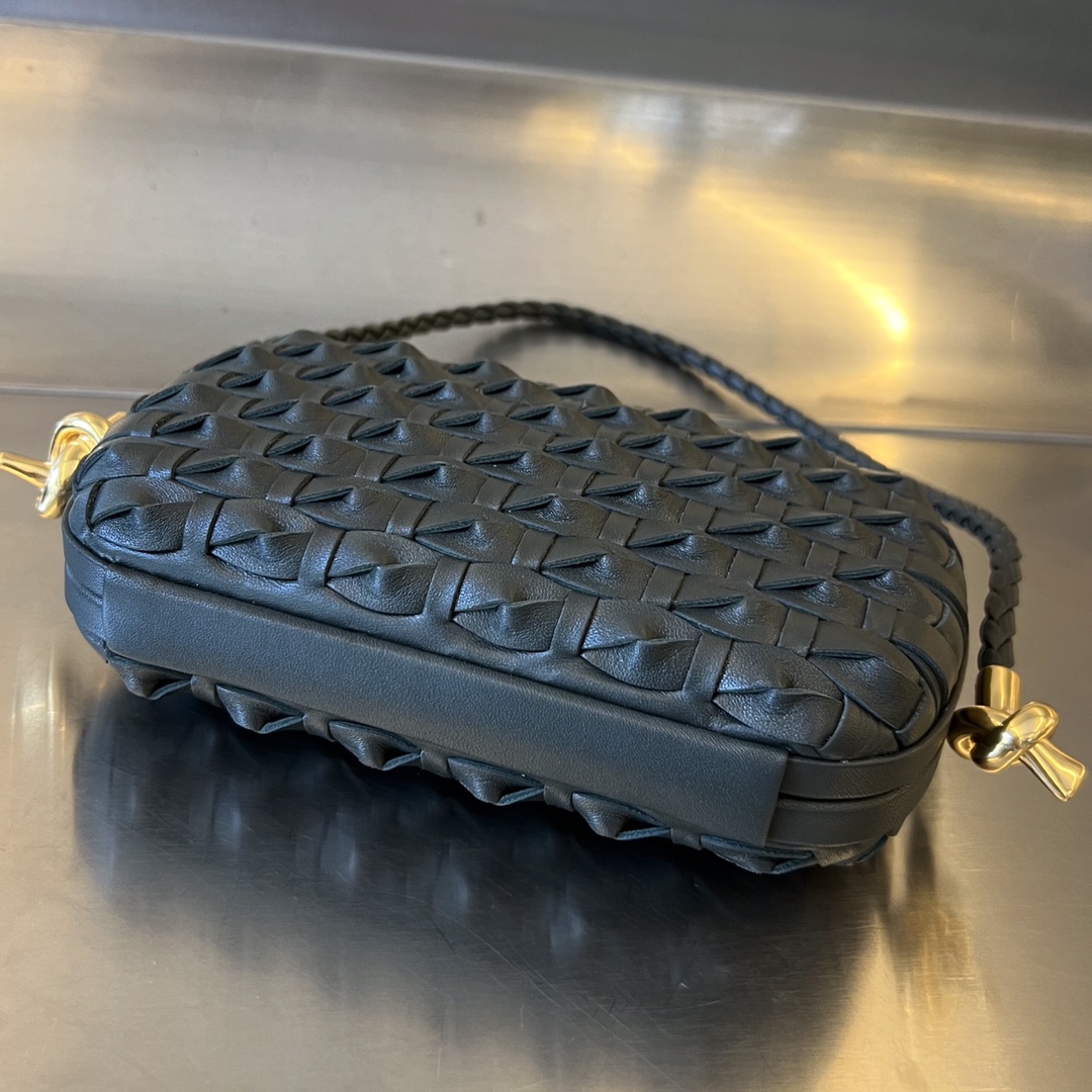 bo*te*ga Ve*ne*ta knot on strap