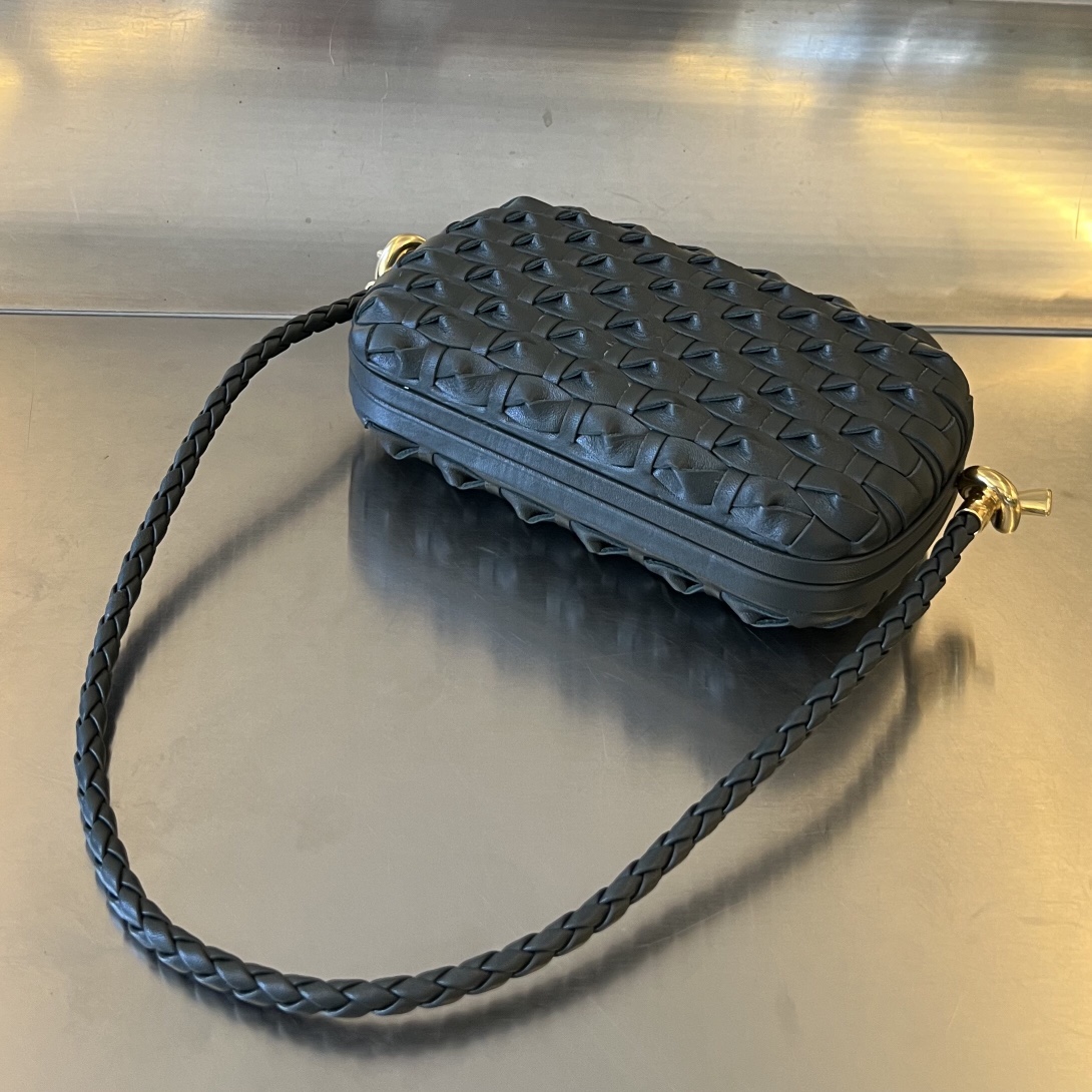 bo*te*ga Ve*ne*ta knot on strap