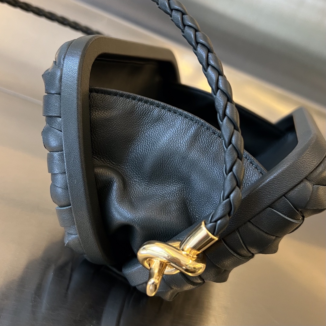bo*te*ga Ve*ne*ta knot on strap