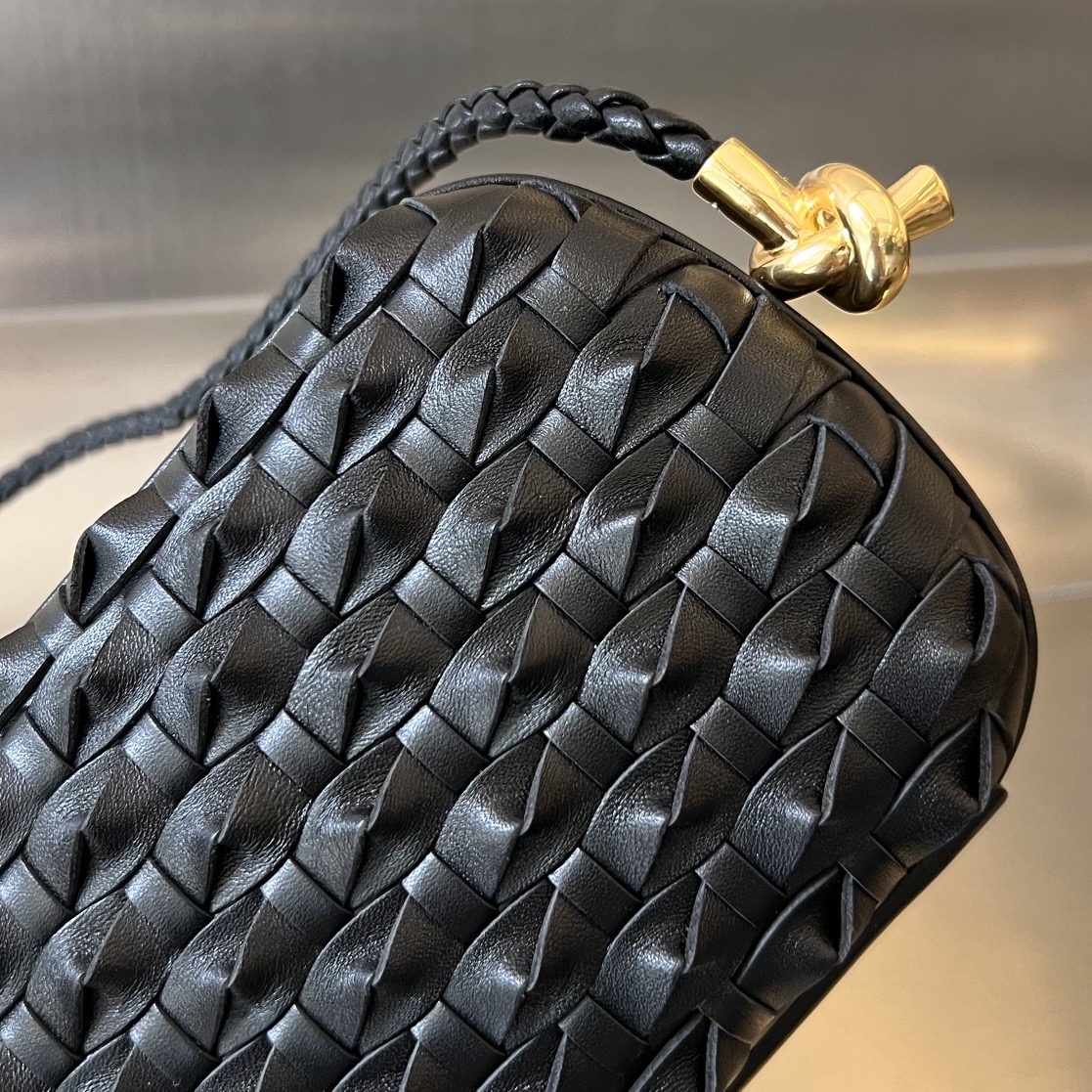 bo*te*ga Ve*ne*ta knot on strap