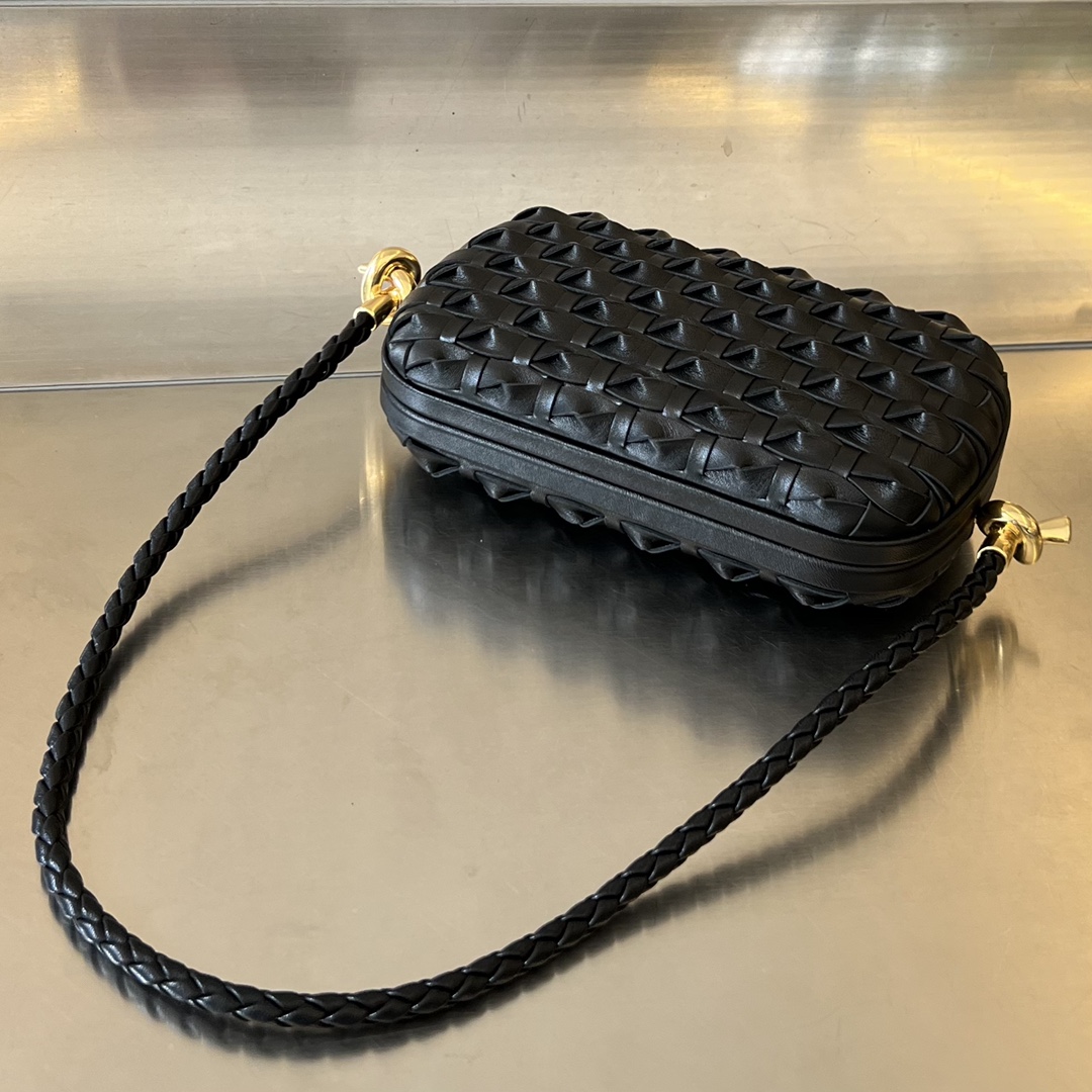 bo*te*ga Ve*ne*ta knot on strap