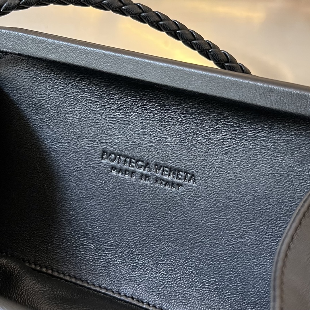 bo*te*ga Ve*ne*ta knot on strap