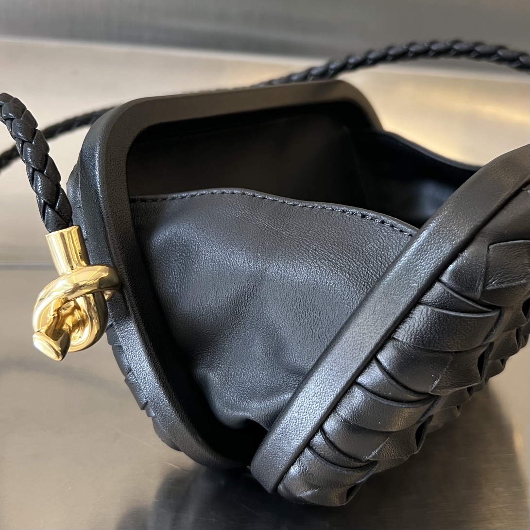 bo*te*ga Ve*ne*ta knot on strap