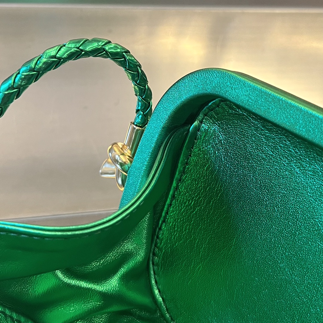 bo*te*ga Ve*ne*ta knot on strap