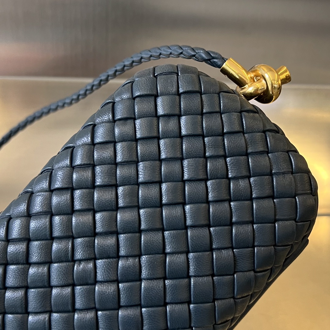 bo*te*ga Ve*ne*ta knot on strap