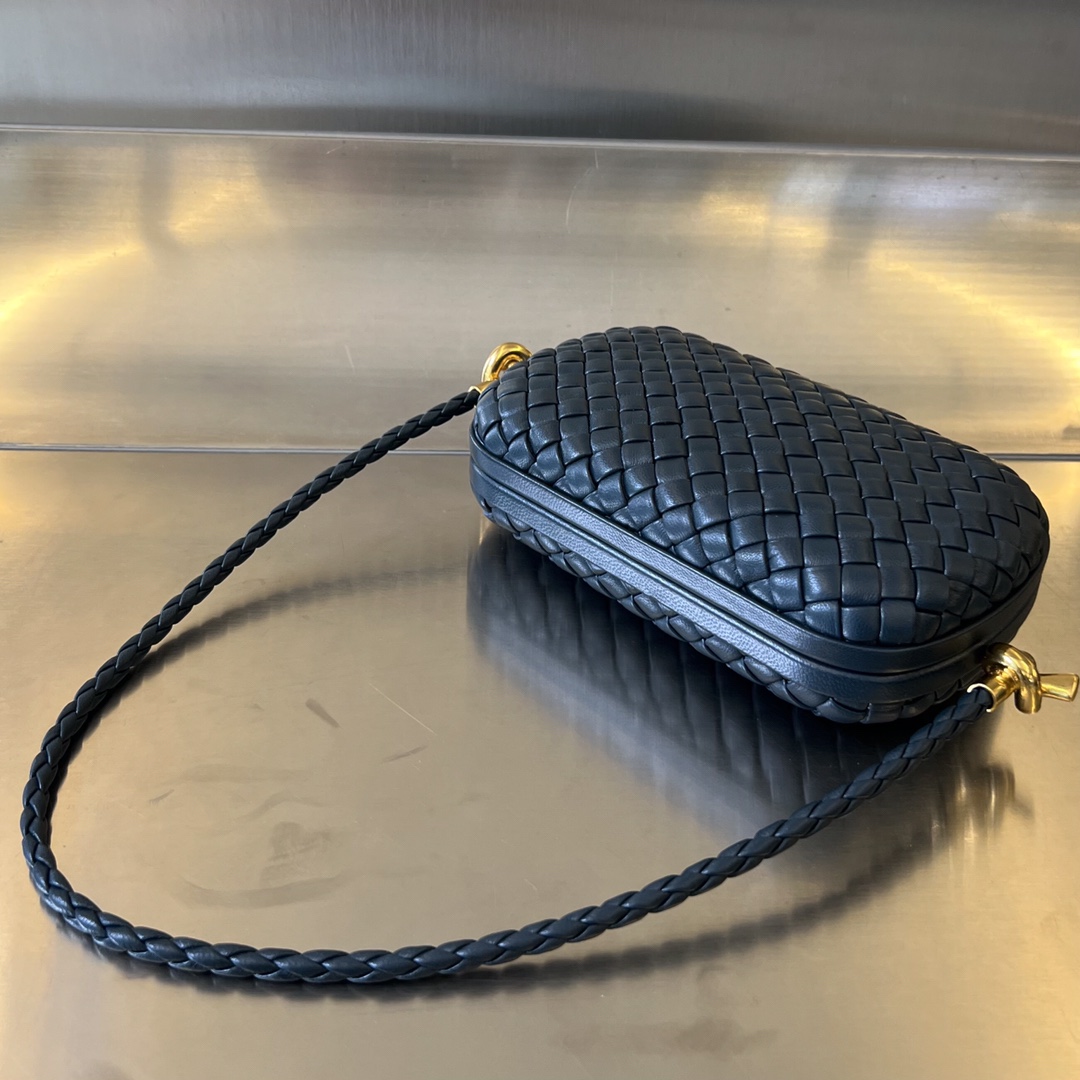 bo*te*ga Ve*ne*ta knot on strap