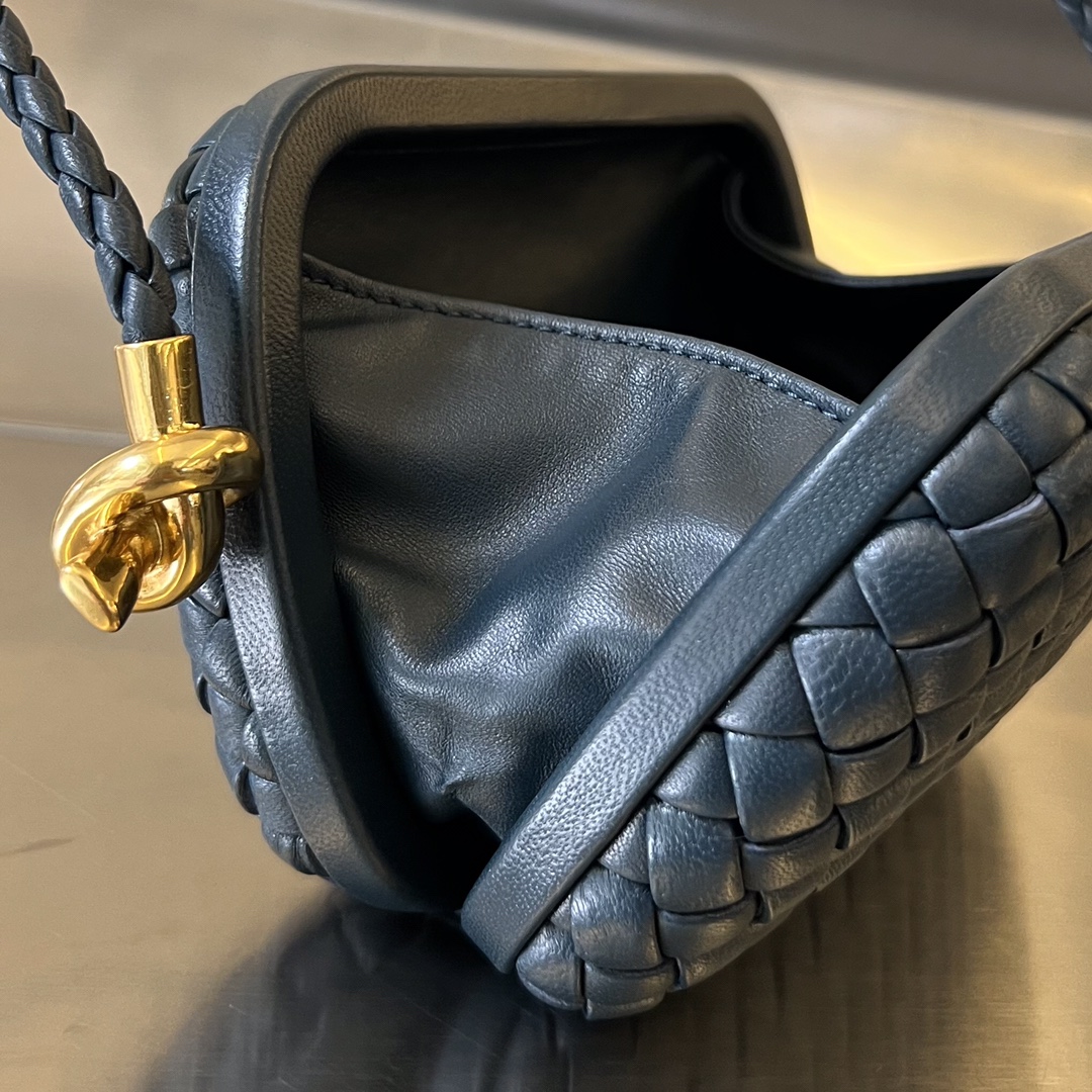 bo*te*ga Ve*ne*ta knot on strap