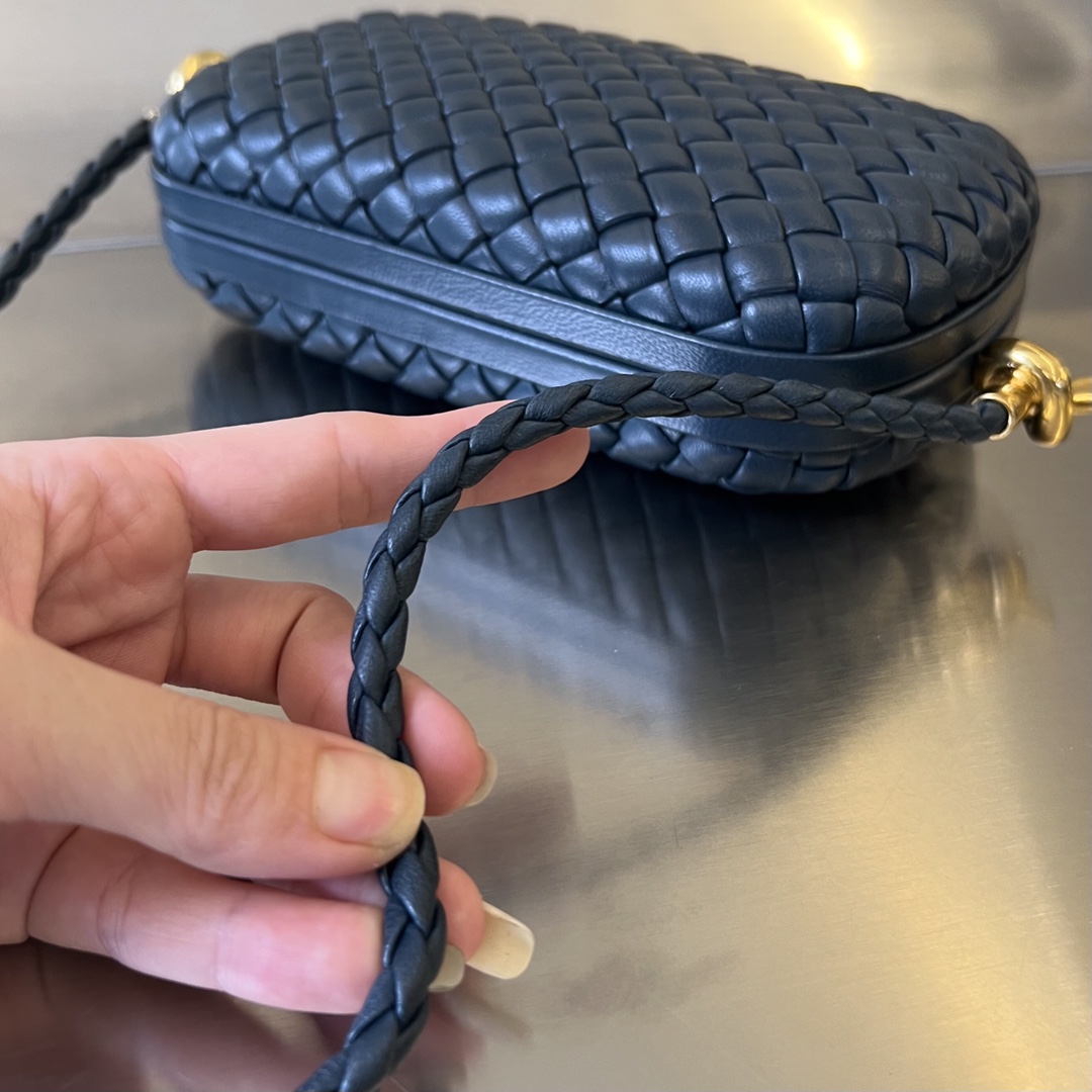 bo*te*ga Ve*ne*ta knot on strap